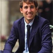 Dottorando impartisce lezioni a studenti universitari e liceali in materie scientifiche
